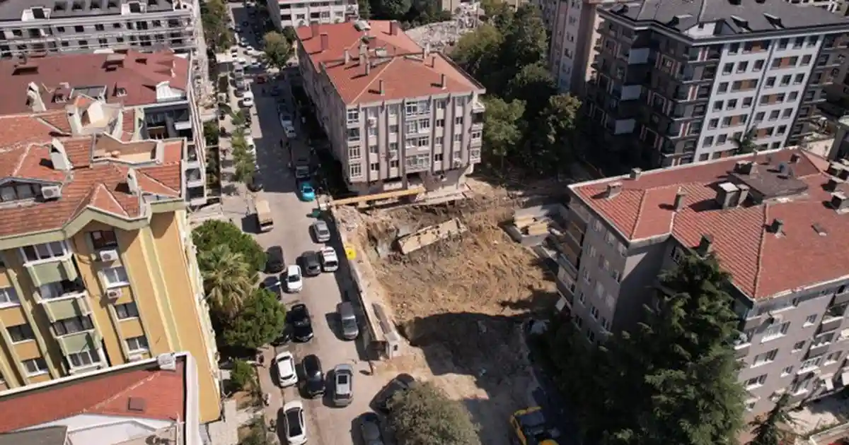 Bahçelievler'de 5 Katlı Binanın İstinat Duvarı Çöktü, Merdivenleri Hasar Gördü