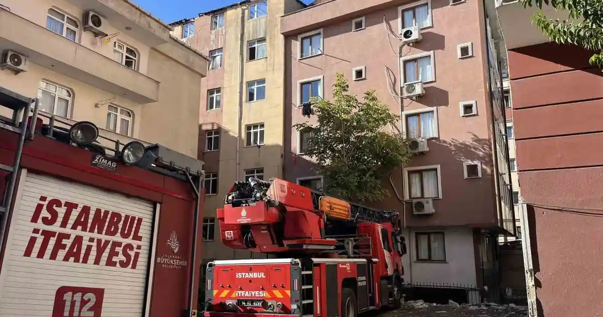 Bahçelievler’de Kentsel Dönüşüm Kapsamında Boşaltılan 7 Katlı Binanın Çatısında Yangın Çıktı